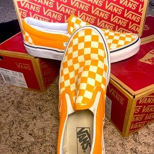Selling a soze 8.5 checkerboard vans, good condition
